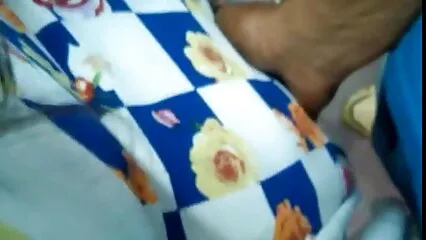 Inclínate sobre videos caseros de mexicanas maduras el fregadero al estilo de un perro