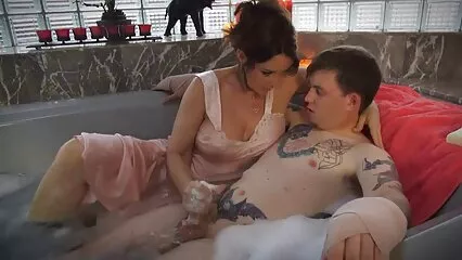 Mujer grande y hermosa sabía que su mexicanas peludas videos hermanastro tenía una sala de fiestas secreta