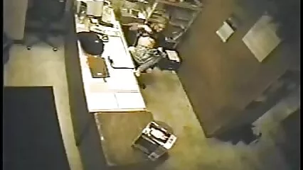 Besó a un joven padrastro junto videos de sexo de mujeres mexicanas a su madre dormida.